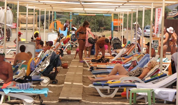 Chaises longues sur la plage — Photo