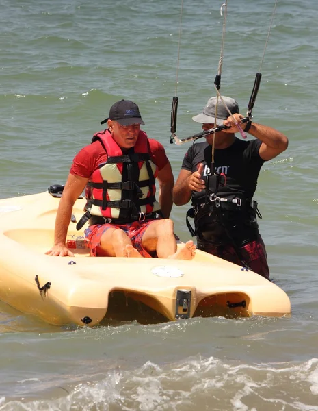 Eine Lektion in Sachen Kitesurfen — Stockfoto