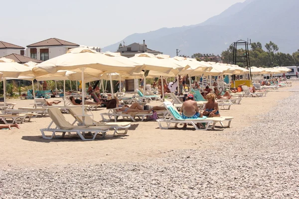 Ligbedden en parasols — Stockfoto