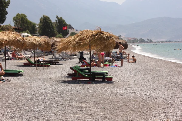 Ligbedden en parasols — Stockfoto