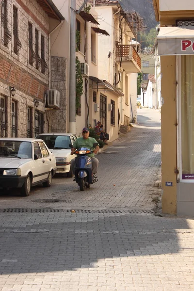 Uma scooter sendo montada ao longo de uma rua turca — Fotografia de Stock