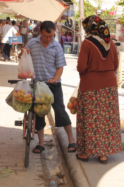Ein türkisches Paar beim Einkaufen — Stockfoto