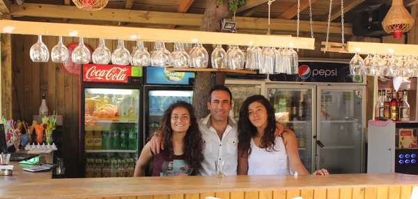 Um dono de restaurante com suas duas empregadas bonitas — Fotografia de Stock