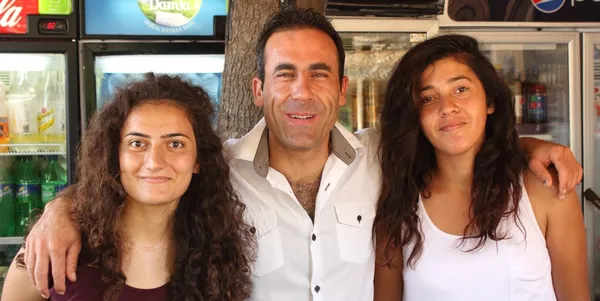 A restaurant owner with his two pretty barmaids — Stock Photo, Image