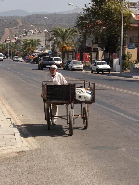 Un vieil homme turc poussant son chariot à trois roues — Photo