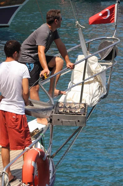 En man som matlagning på bbq — Stockfoto