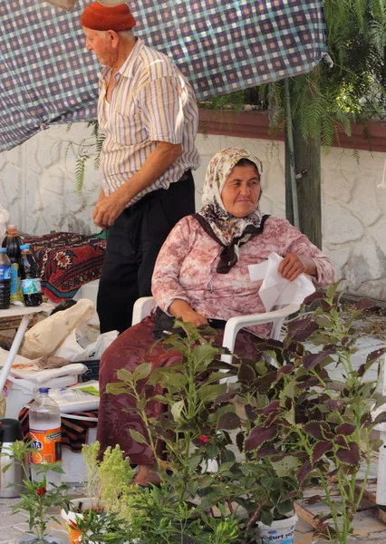 Onun taze bitki ve otlar satan bir Türk Bayan — Stok fotoğraf