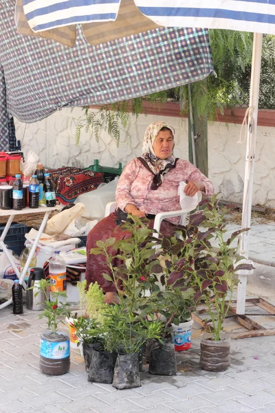 Uma senhora turca vendendo suas plantas e ervas frescas — Fotografia de Stock
