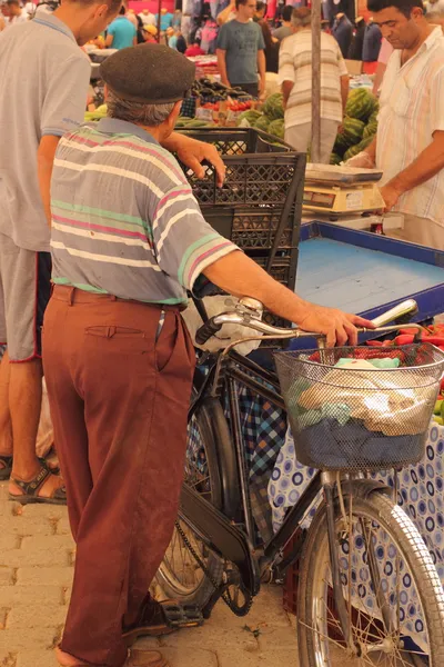 Un uomo turco che fa shopping — Foto Stock