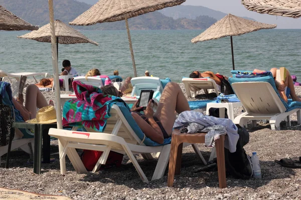 Sunbeds and umbrellas — Stock Photo, Image