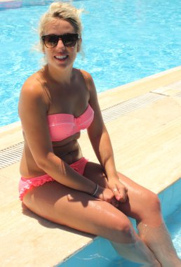 Genç bir bayanın tatilde