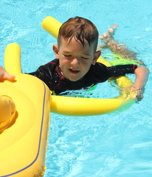 スイミング プールで若い男の子 — ストック写真