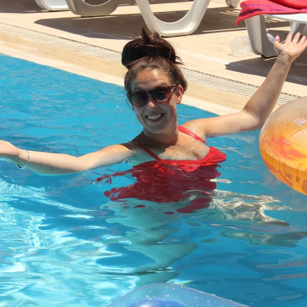 Senhora relaxante na piscina — Fotografia de Stock