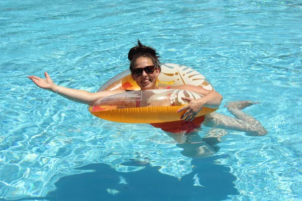 수영장에서 편안한 여자 — 스톡 사진