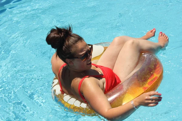 Senhora relaxante na piscina — Fotografia de Stock