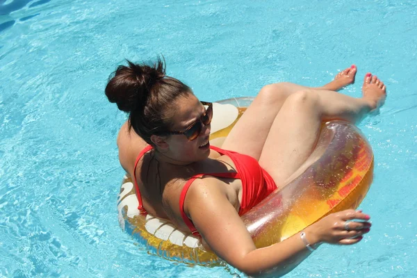 Señora relajante en la piscina — Foto de Stock