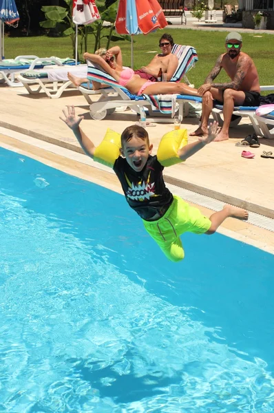 Un niño en una piscina — Foto de Stock