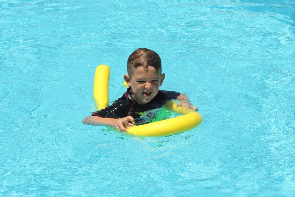 Um menino em uma piscina — Fotografia de Stock