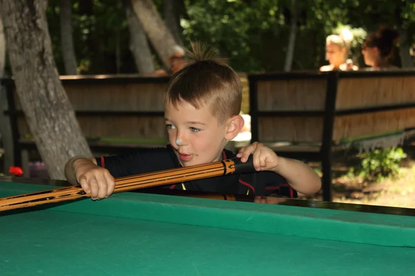 Um rapaz a jogar bilhar — Fotografia de Stock