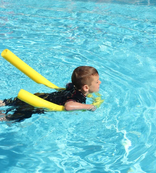 Um menino em uma piscina — Fotografia de Stock