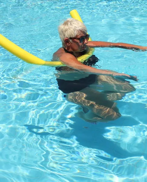 Senhora relaxante na piscina — Fotografia de Stock