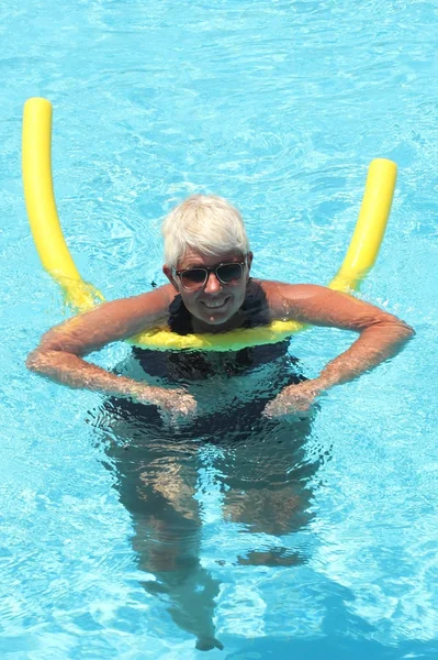 Senhora relaxante na piscina — Fotografia de Stock