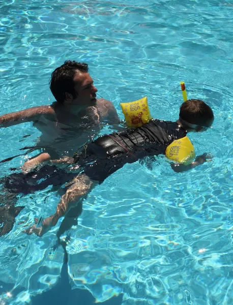 Genç bir çocuk şnorkel öğrenme — Stok fotoğraf