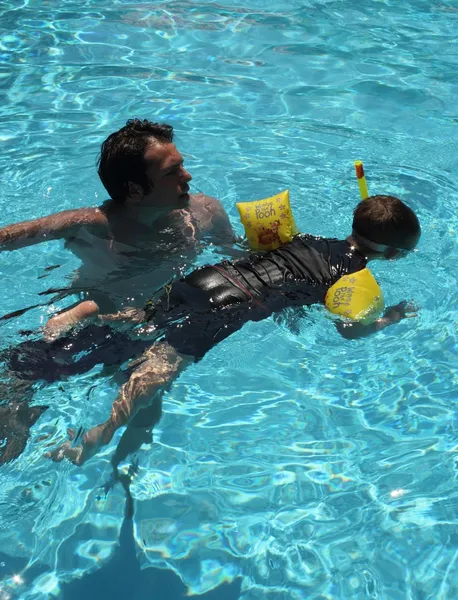 A young boy learning to snorkel — Stock Photo, Image