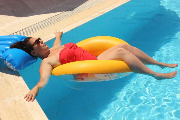 Dame entspannt sich im Schwimmbad — Stockfoto