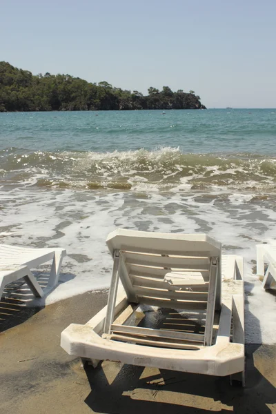 Bir plajda şezlong — Stok fotoğraf