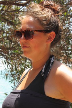 Genç bir bayanın tatilde