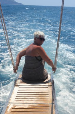 Bir motorlu tekne arkasında oturan bir Bayan