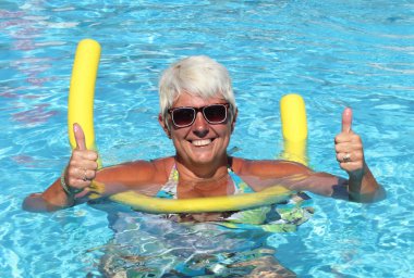 Bayan yüzme havuzunda rahatlatıcı