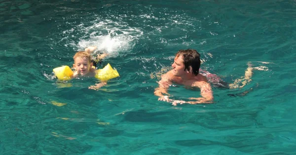 Schwimmen im Meer — Stockfoto