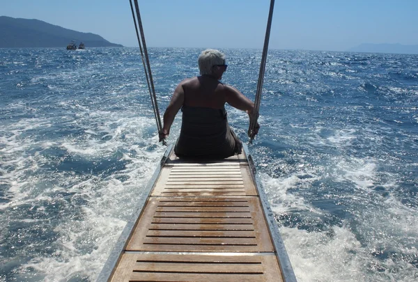 Eine Dame auf dem Rücken eines Motorbootes — Stockfoto