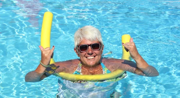 Senhora relaxante na piscina — Fotografia de Stock