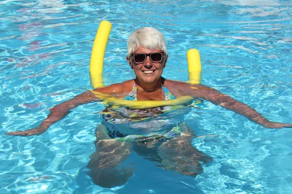 Dame entspannt sich im Schwimmbad — Stockfoto