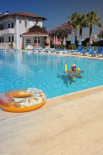 Señora relajante en la piscina —  Fotos de Stock