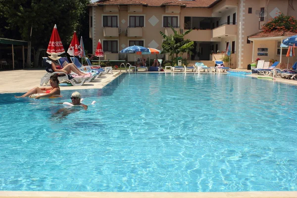 Relaxante na piscina — Fotografia de Stock