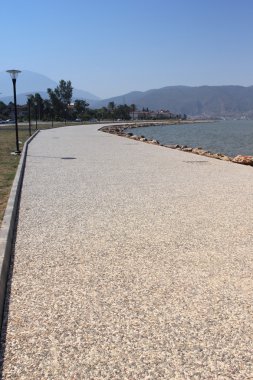 Bir geçit ile arka planda dağlar