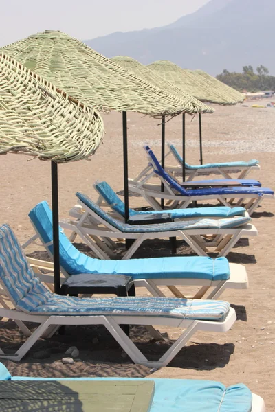 Chaises longues et parasols — Photo