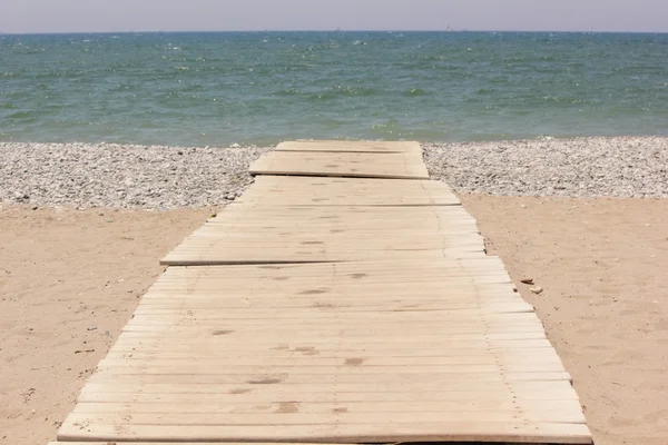 Yolu bir plajda
