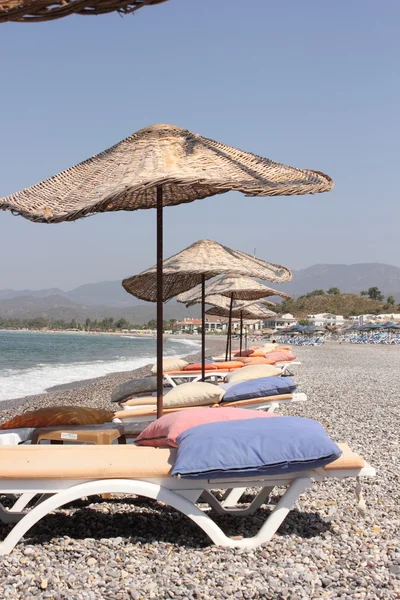 Ligbedden en parasols — Stockfoto