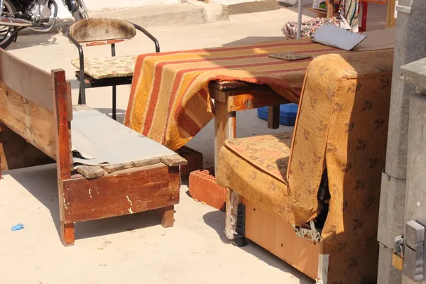 Eski bir masa ve sandalyeler — Stok fotoğraf