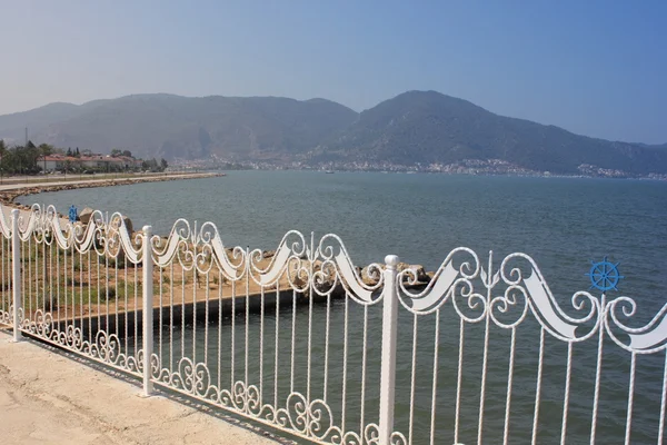 Une passerelle avec des montagnes en arrière-plan — Photo