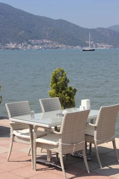 Sittplatser på en restaurang med utsikt över fethiye — Stockfoto