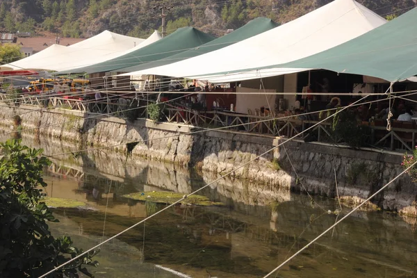 Mercato turco sul lato di un fiume — Foto Stock