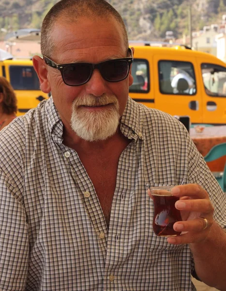 An englishman drinking turkish tea — Stock Photo, Image