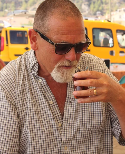 An englishman drinking turkish tea — Stock Photo, Image