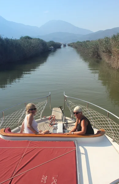 Δύο Ελληνικά κυρίες για μια βόλτα με βάρκα — Φωτογραφία Αρχείου